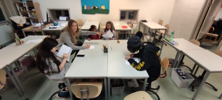 Elever og lærer i klasserom på Spanskskolen
