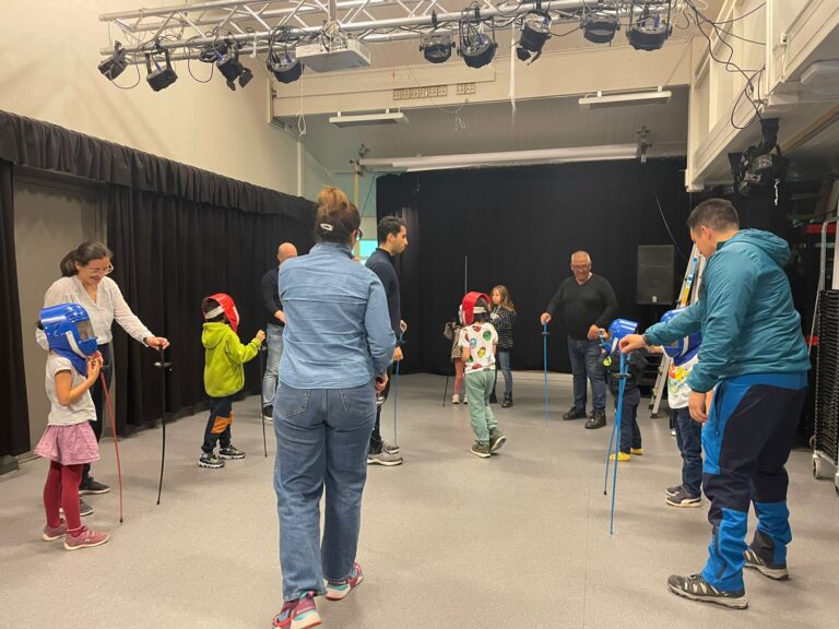 Barn på scenen i teatersalen