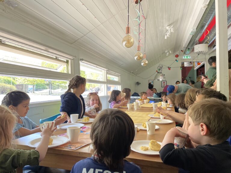 Barn og foreldre rundt et langbord under en familiesøndag